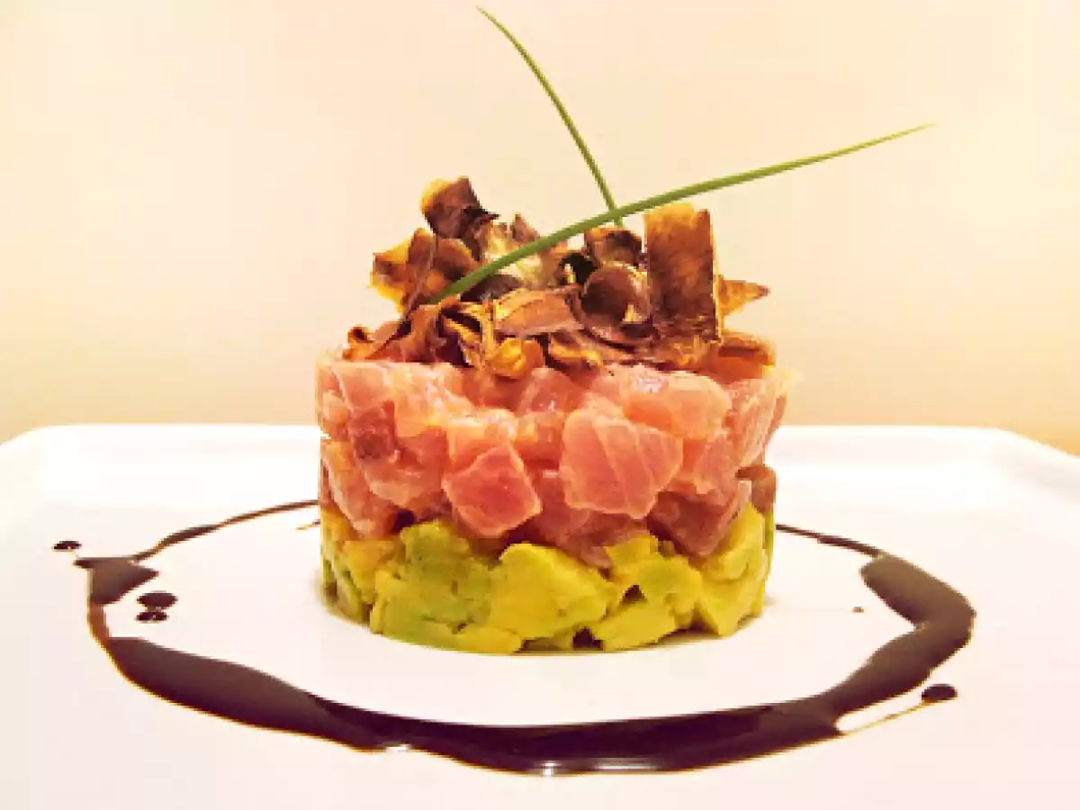 Tartar de atum com abacate, chips de alcachofras e molho tarê. - foto 2