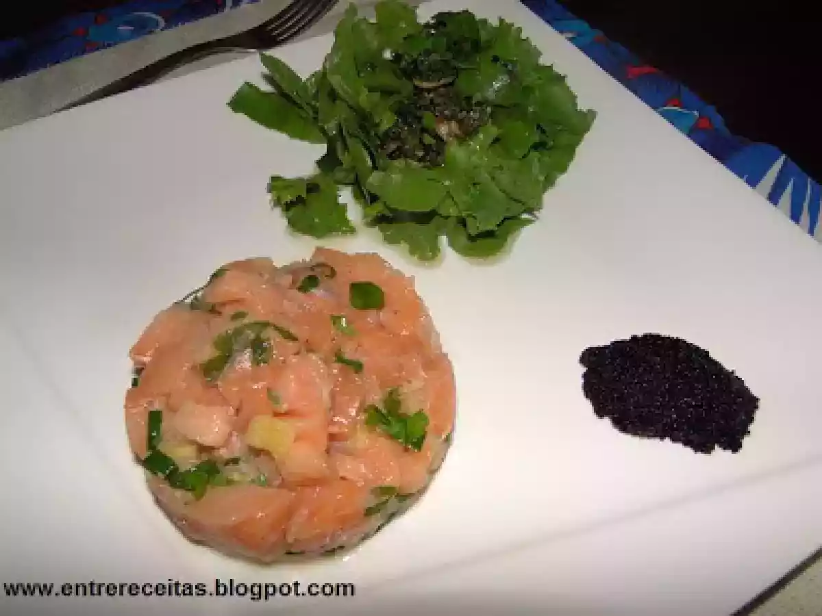 Tartare de salmão com ovas de capelin e salada verde