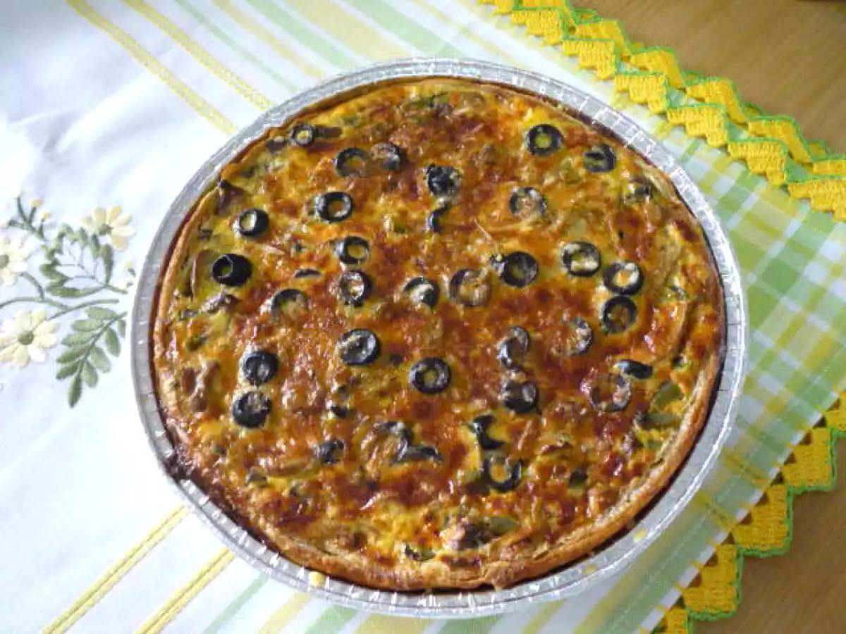 TARTE DE COGUMELOS COM PIMENTOS E AZEITONAS