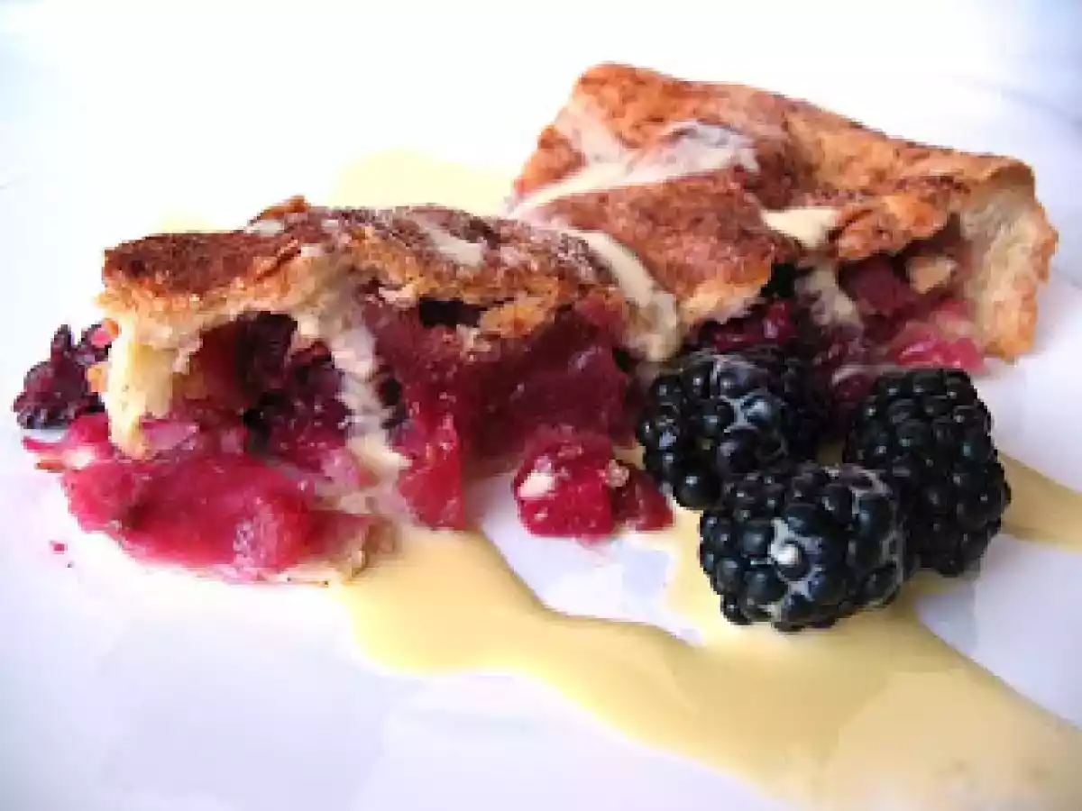 Tarte de maçã e amoras com custard
