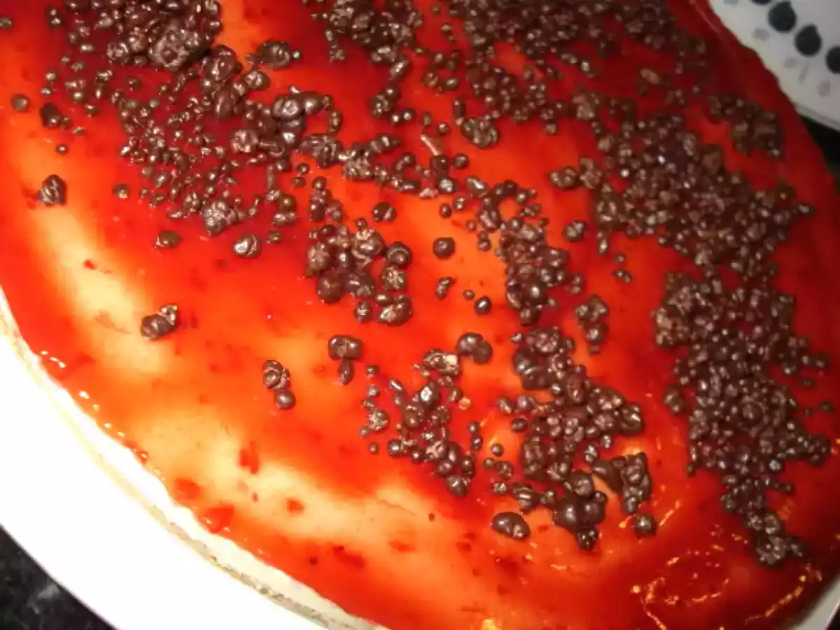 TARTE DE NATAS COBERTA DE DOCE DE MORANGO BIOLÓGICO E SALPICADA