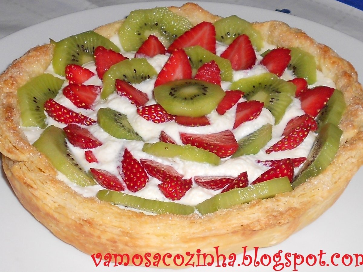 Tarte folhada de morango e kiwi