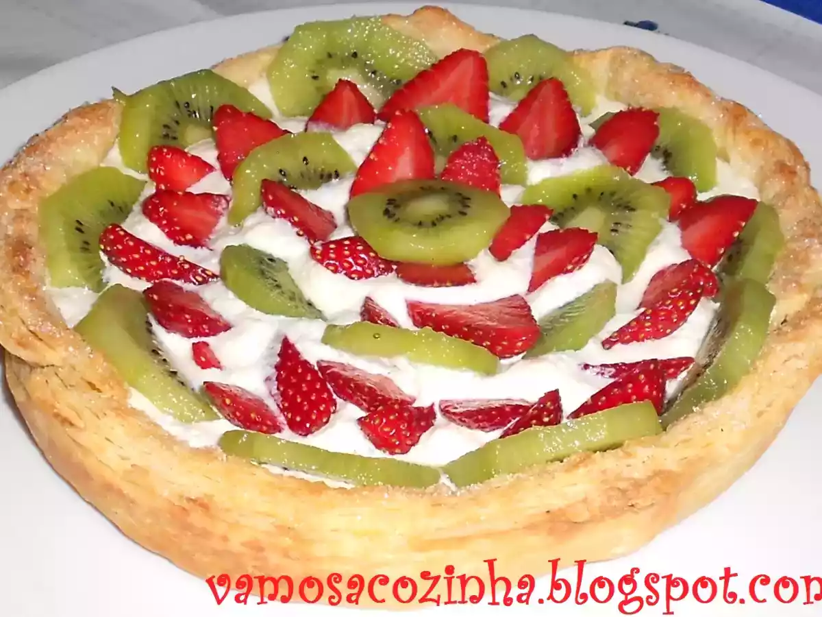 Tarte folhada de morango e kiwi