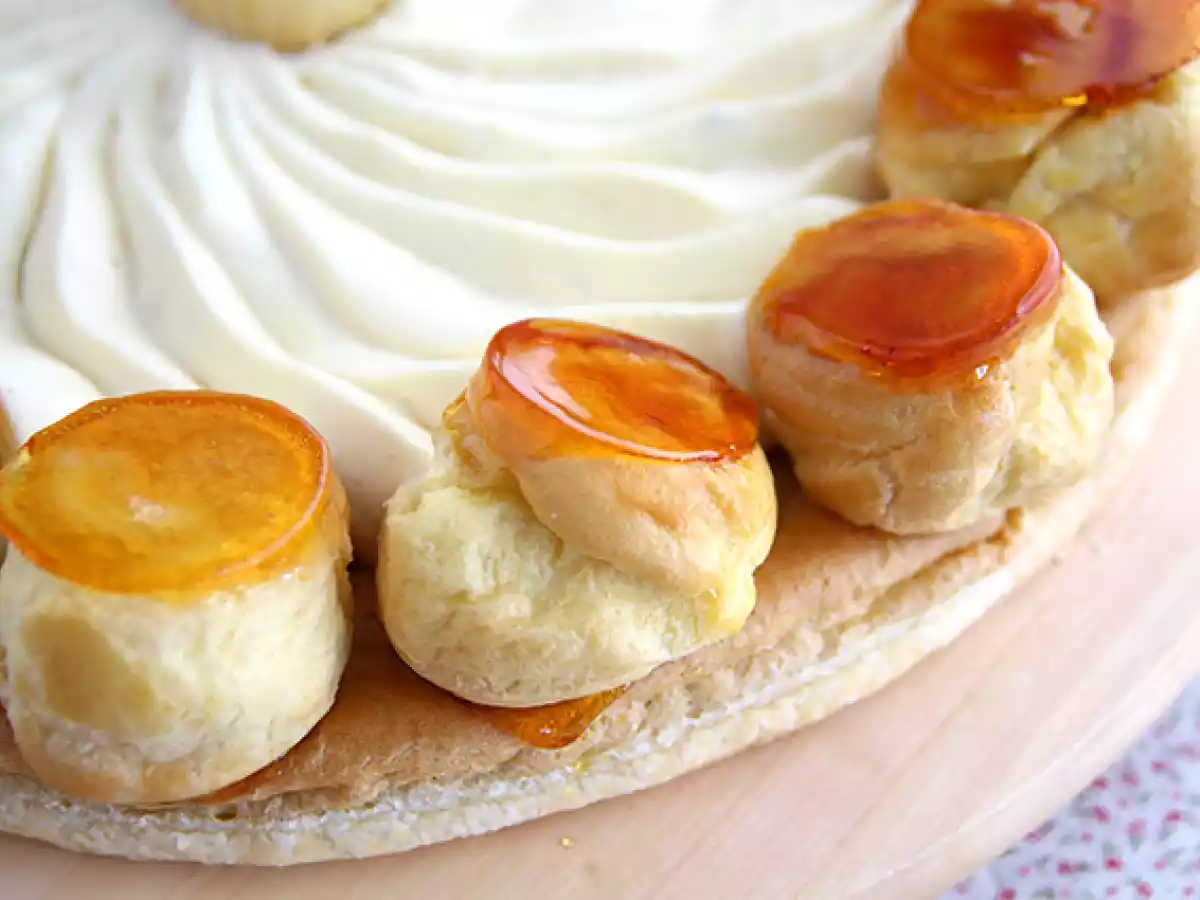 Tarte Saint Honoré / Tarte Santo Honório (tarte francesa com massa folhada e choux recheados) - foto 2