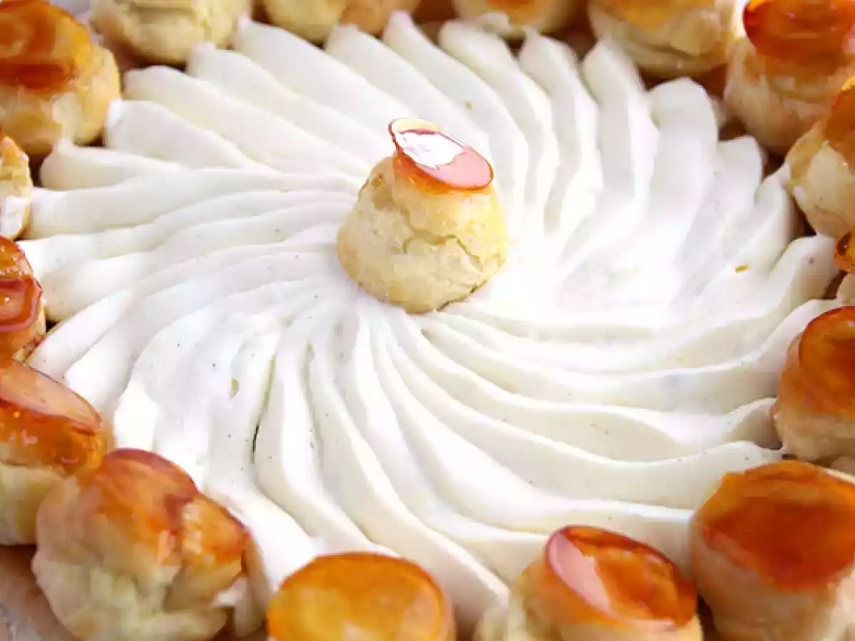 Tarte Saint Honoré / Tarte Santo Honório (tarte francesa com massa folhada e choux recheados) - foto 4