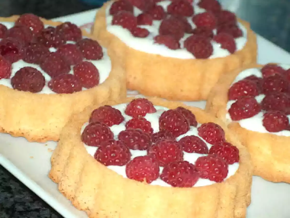 TARTELETES DE CREME DE QUEIJO E FRAMBOESAS