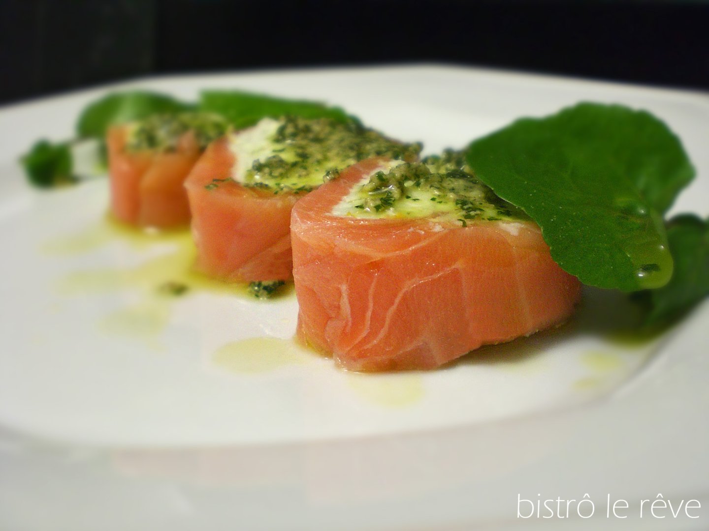 Terrine de salmão com creme de pesto de menta e agri
