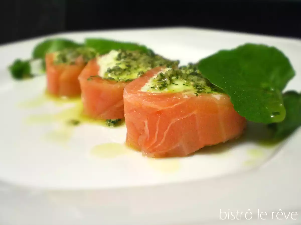 Terrine de salmão com creme de gorgonzola, pesto de menta e agri