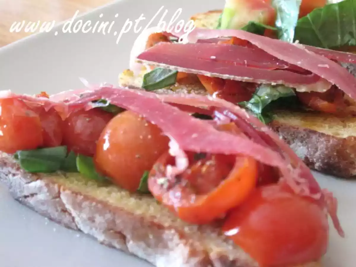 Tiborna de Broa de Milho com Tomate e Presunto