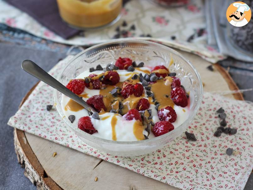 Tigela de Skyr com frutas vermelhas, manteiga de amendoim e chocolate