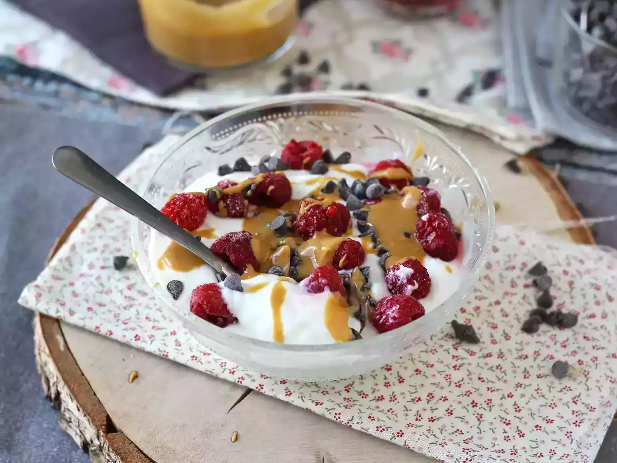 Tigela de Skyr com frutas vermelhas, manteiga de amendoim e chocolate
