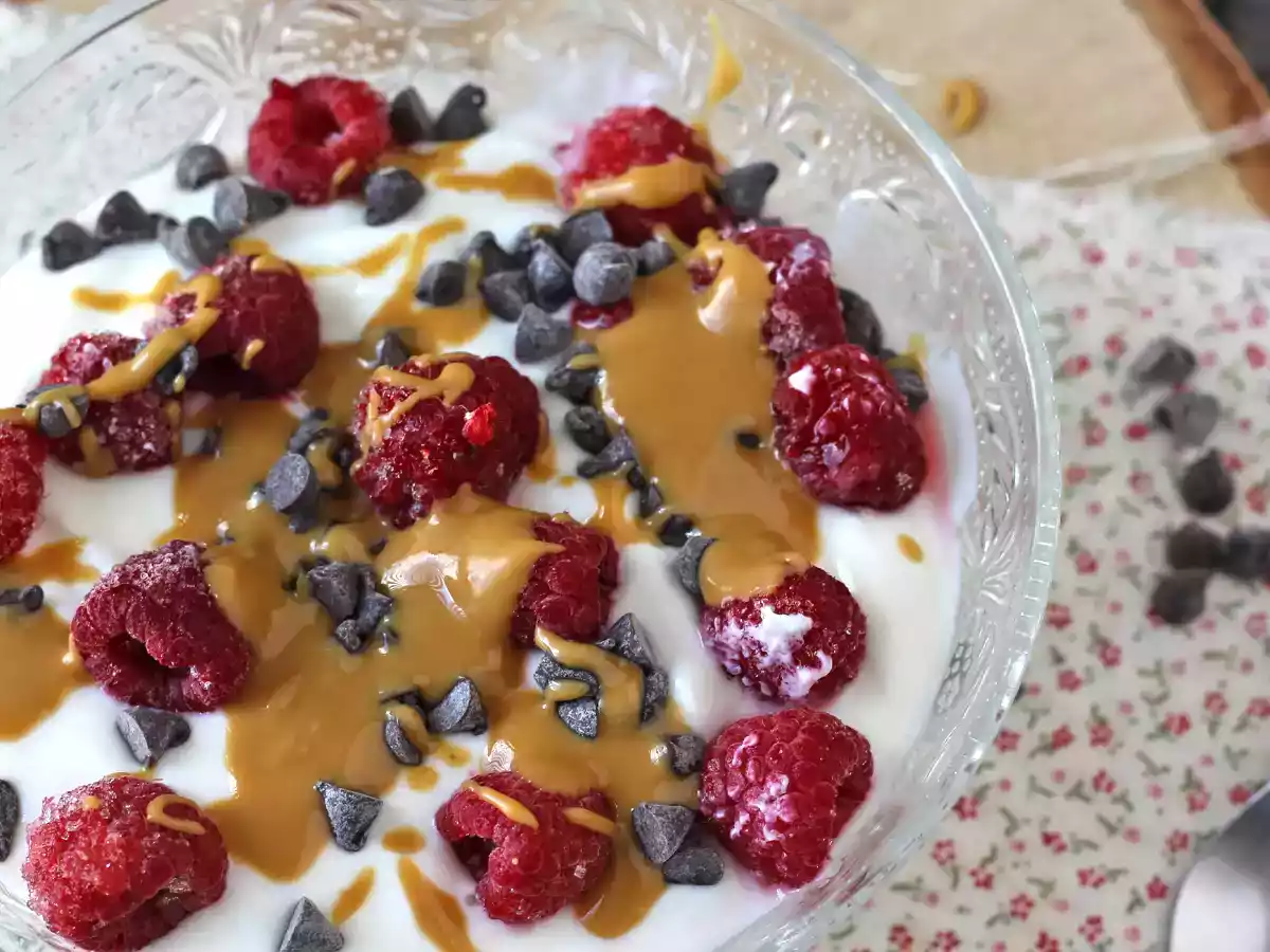 Tigela de Skyr com frutas vermelhas, manteiga de amendoim e chocolate - foto 2