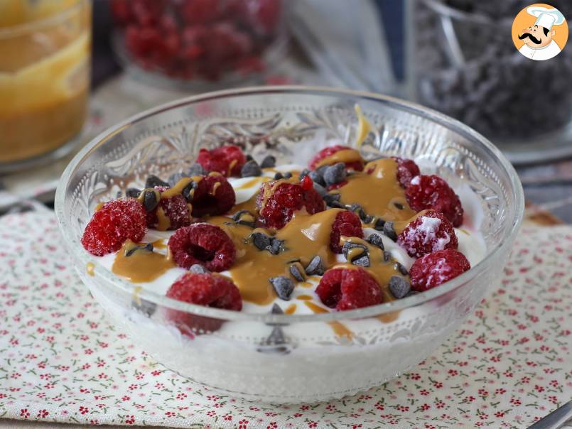 Tigela de Skyr com frutas vermelhas, manteiga de amendoim e chocolate - foto 3