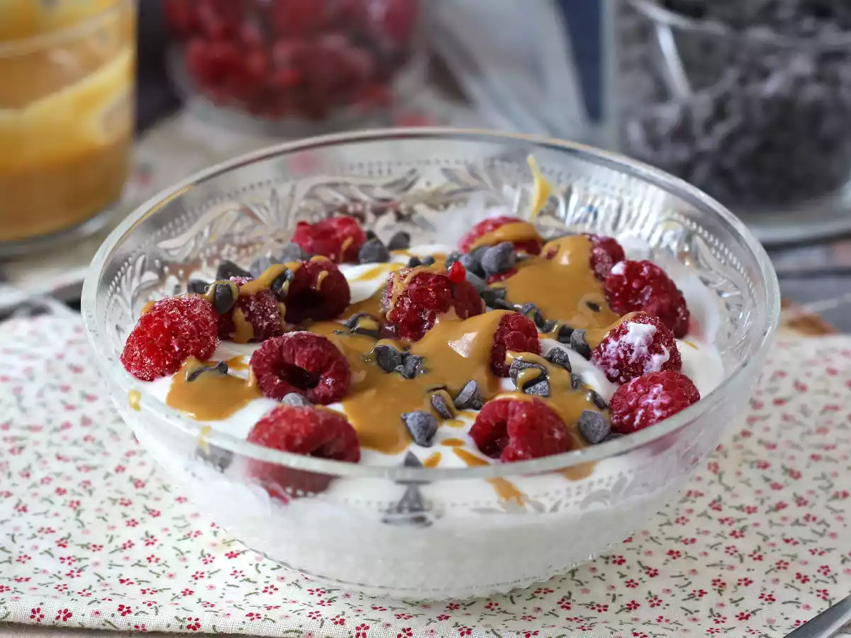 Tigela de Skyr com frutas vermelhas, manteiga de amendoim e chocolate - foto 3