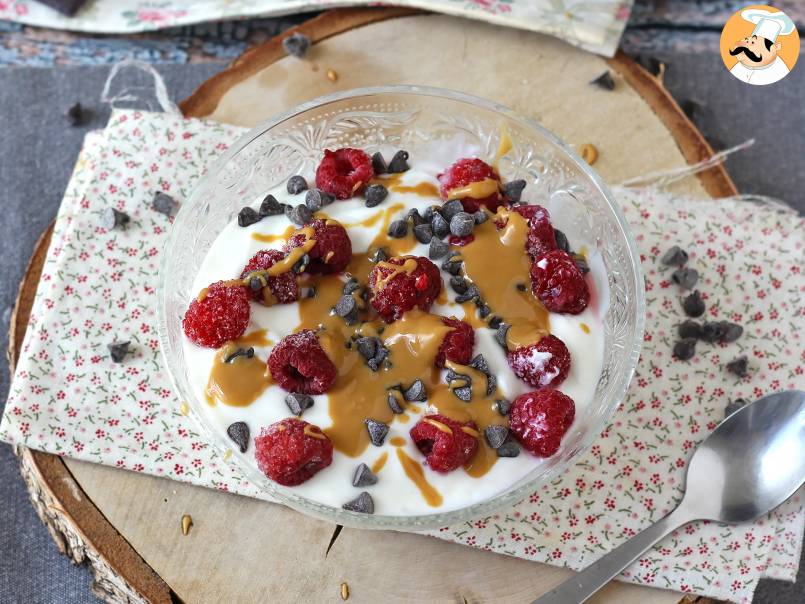 Tigela de Skyr com frutas vermelhas, manteiga de amendoim e chocolate - foto 4