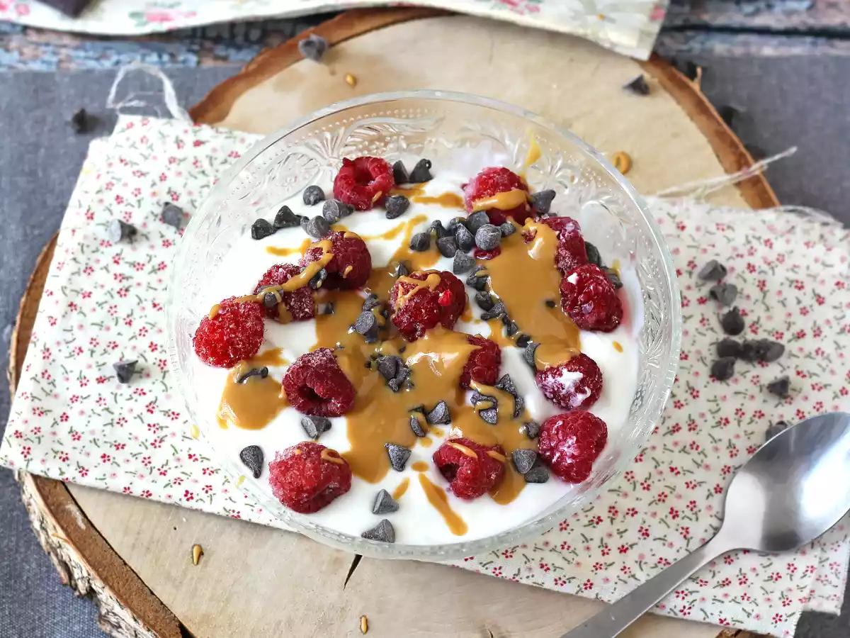 Tigela de Skyr com frutas vermelhas, manteiga de amendoim e chocolate - foto 4