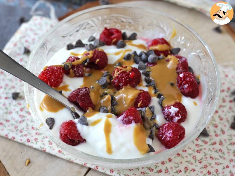 Tigela de Skyr com frutas vermelhas, manteiga de amendoim e chocolate - foto 5