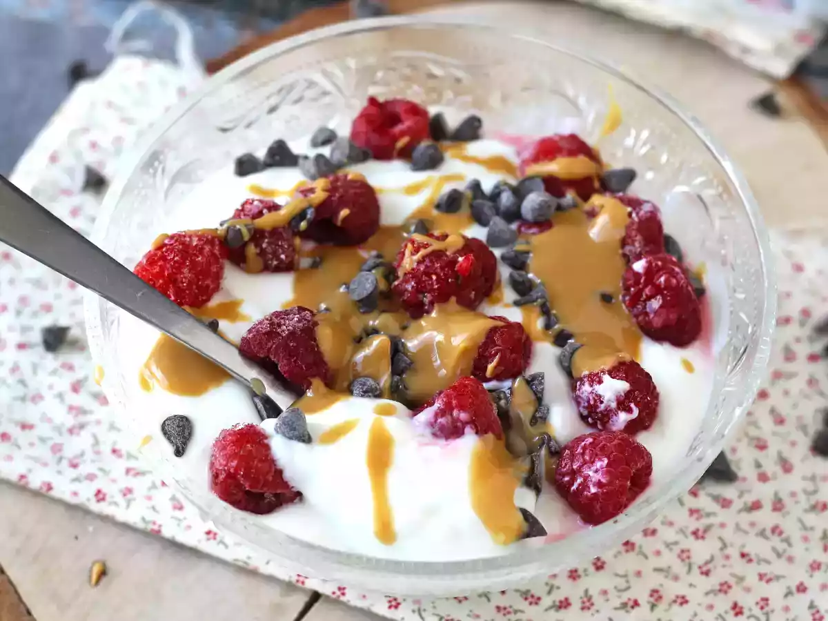 Tigela de Skyr com frutas vermelhas, manteiga de amendoim e chocolate - foto 5