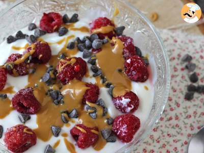 Tigela de Skyr com frutas vermelhas, manteiga de amendoim e chocolate - foto 2