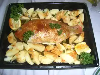 Tilapia assada no forno com batatas assadas no forno