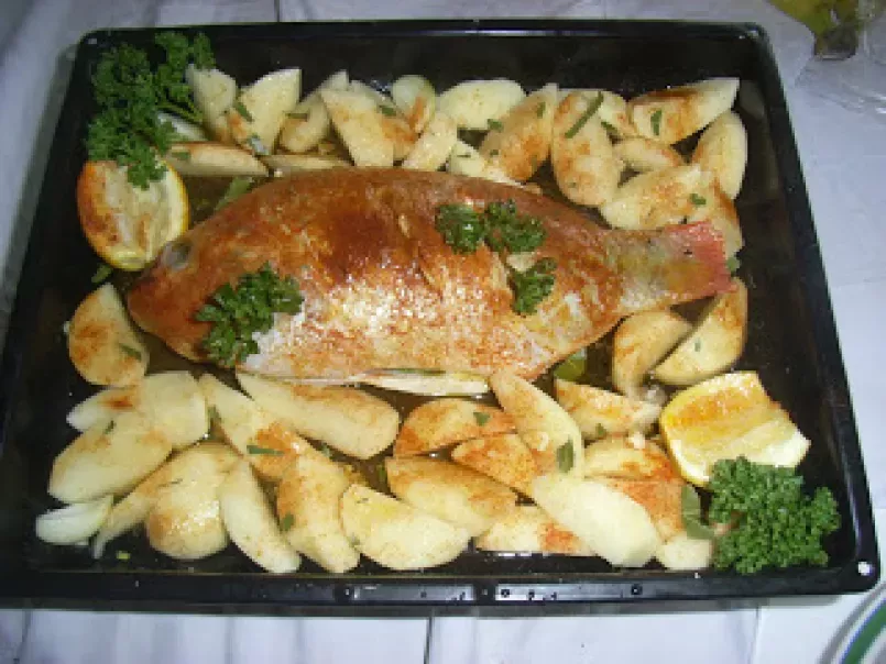 Tilapia assada no forno com batatas assadas no forno