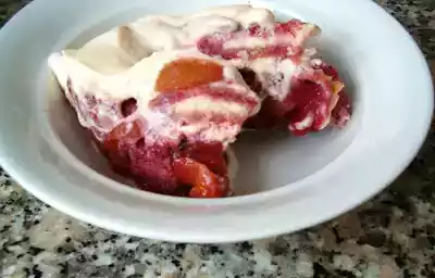 Tiramisu de pêssegos e frutos vermelhos