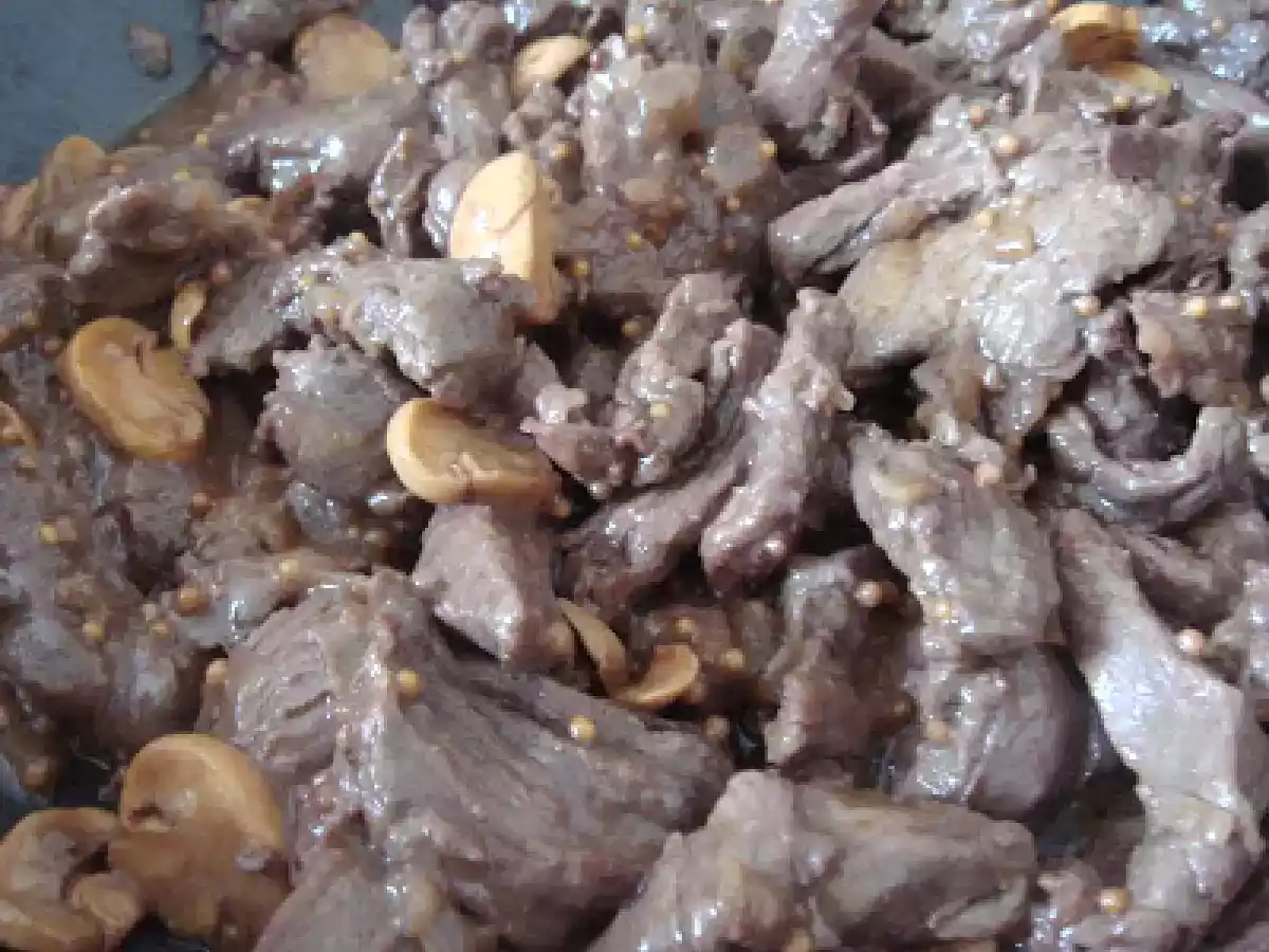Tiras de carne ao molho de vinho