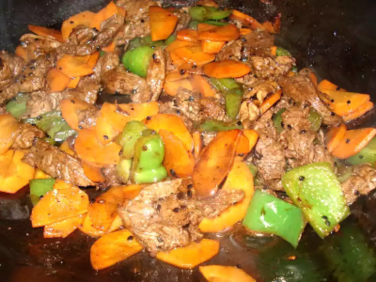 Tiras de Filé Oriental com Cenoura e Pimentão na Wok