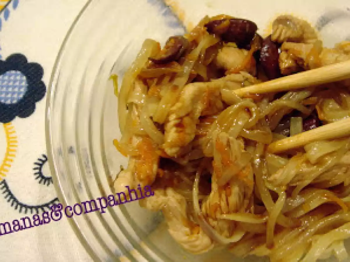 Tiras de peru com rebentos de soja e massa de arroz (isa)