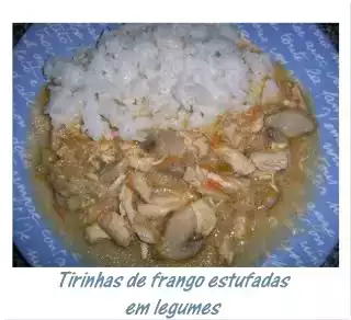 Tirinhas de frango estufadas em legumes