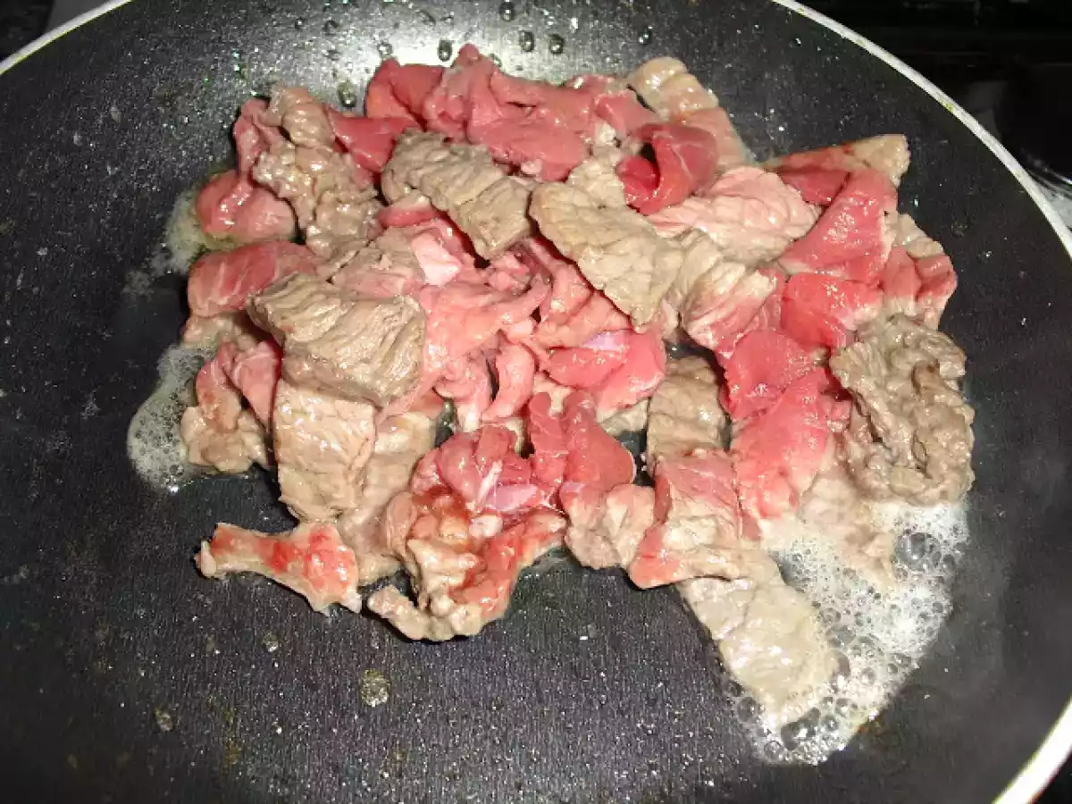 Tirinhas de novilho com cogumelos, em cama de batata frita - foto 2
