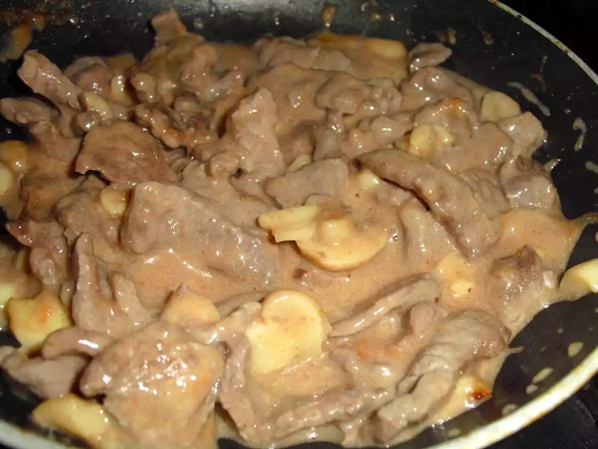 Tirinhas de novilho com cogumelos, em cama de batata frita - foto 3