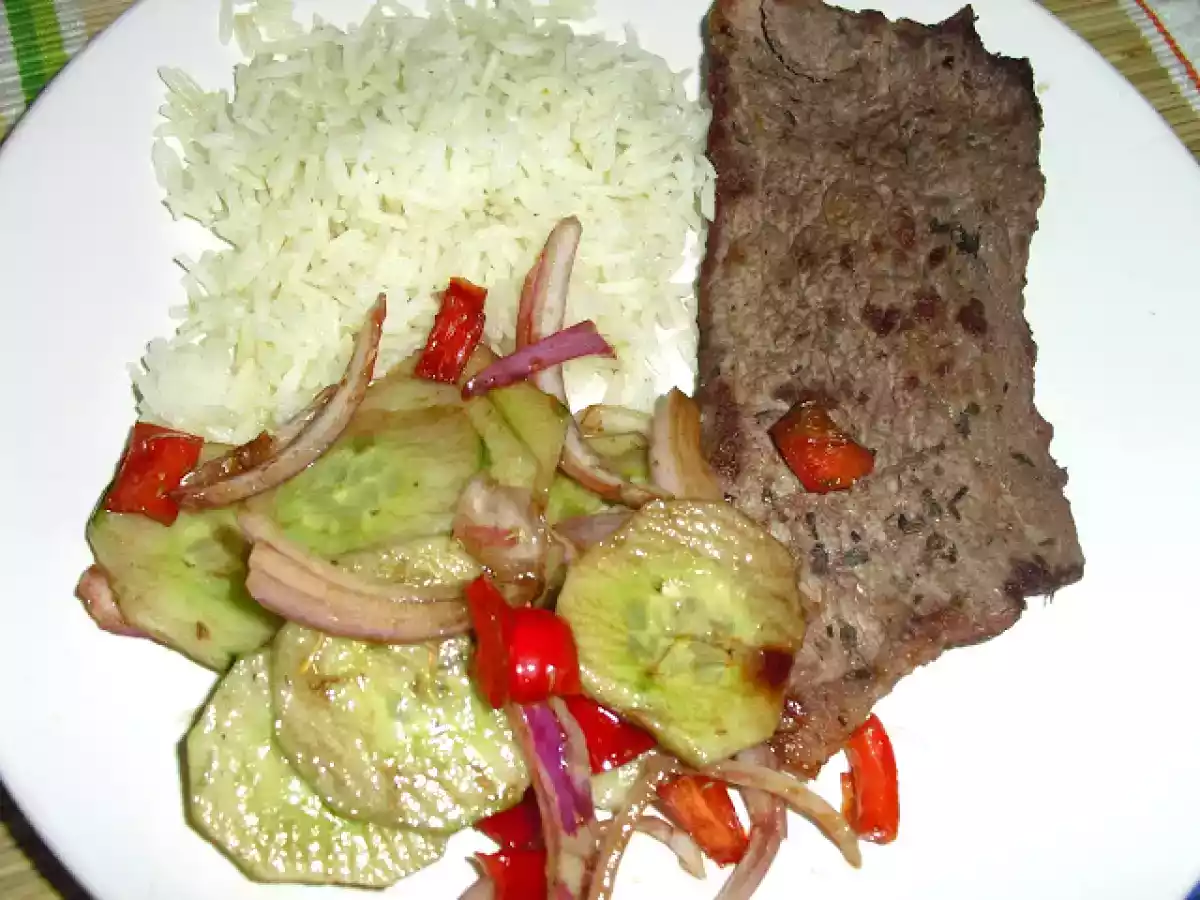 Tirinhas de novilho com cogumelos, em cama de batata frita - foto 4