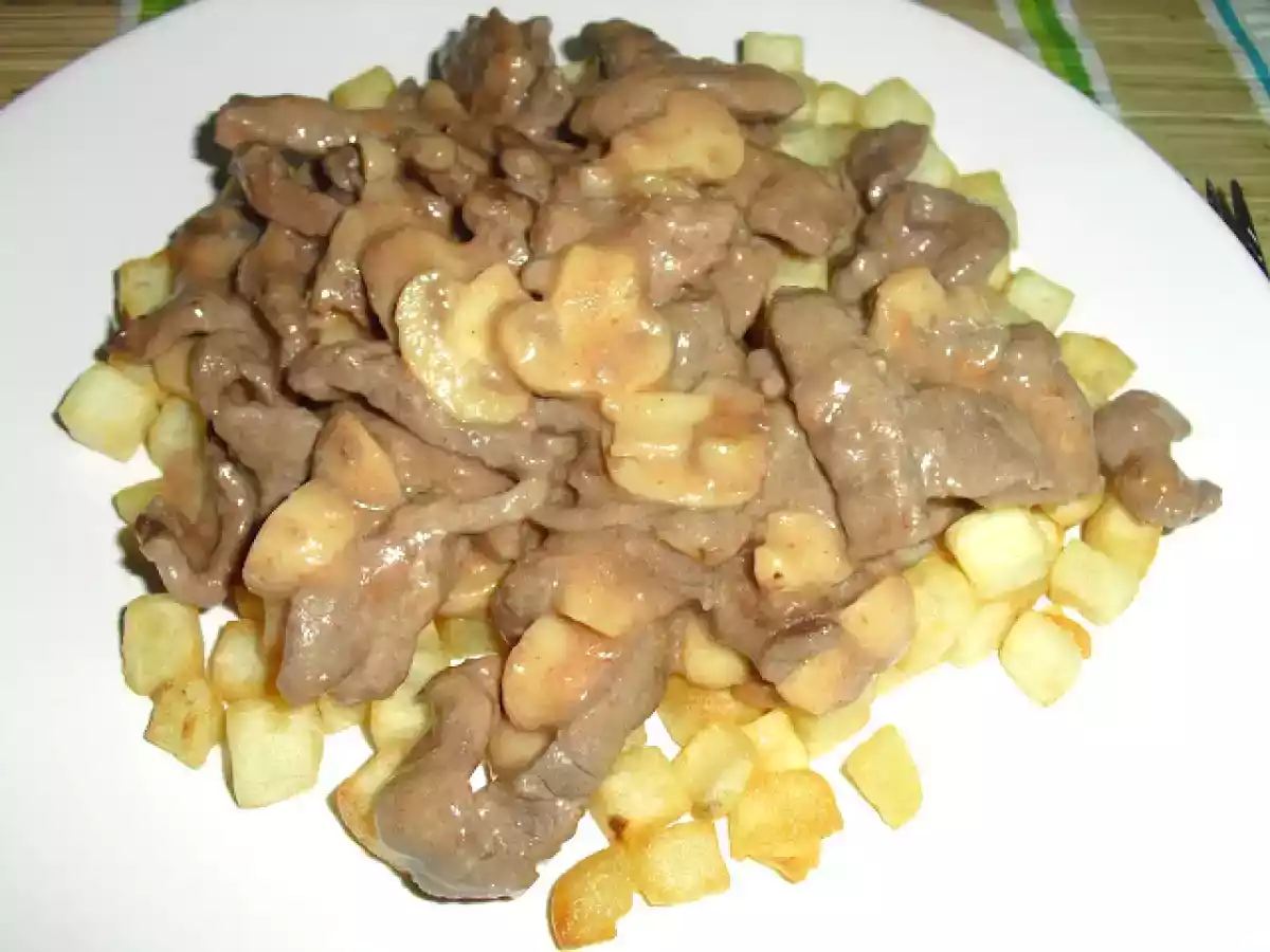 Tirinhas de novilho com cogumelos, em cama de batata frita - foto 5