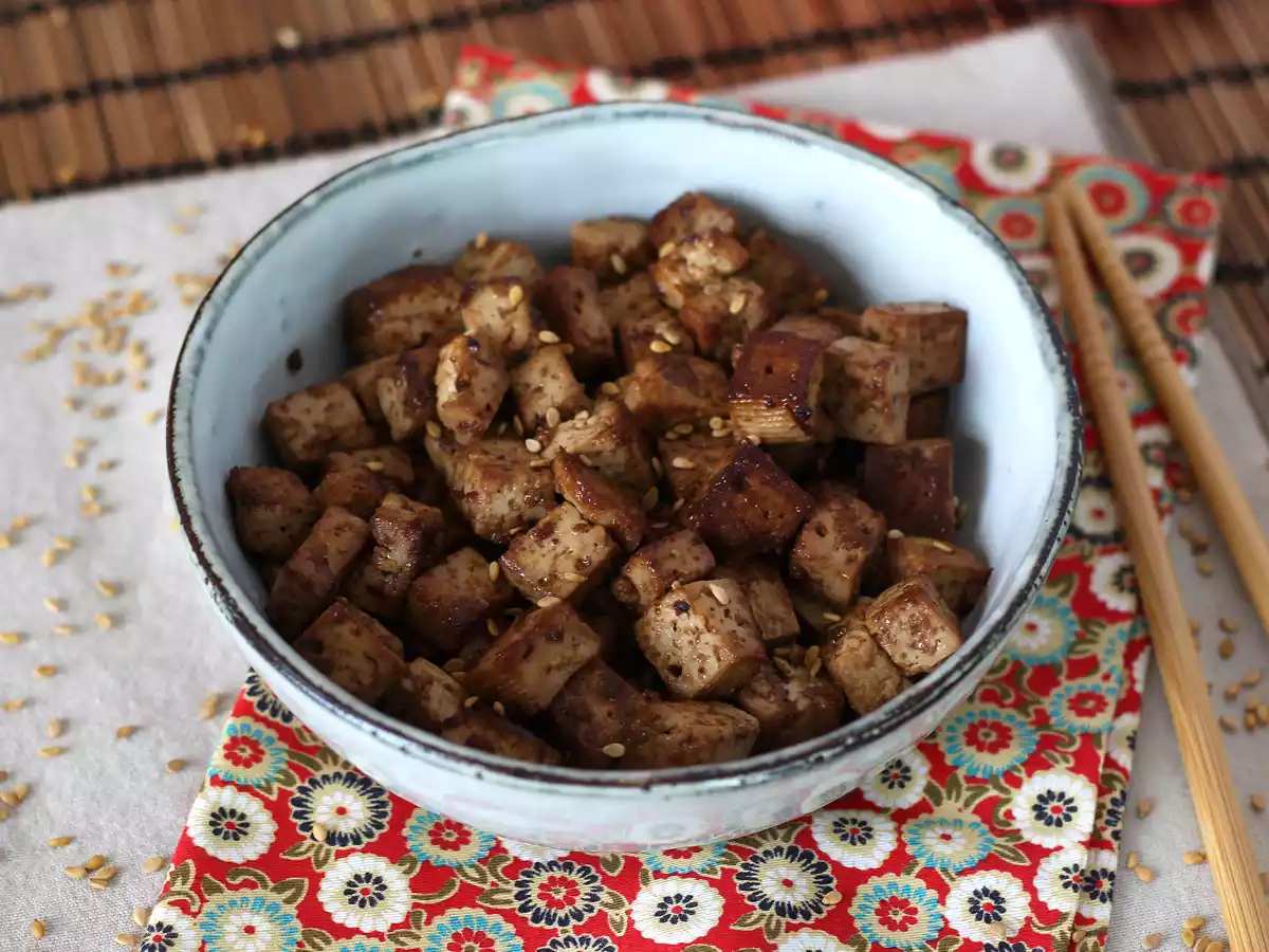 Tofu marinado com sabor asiático