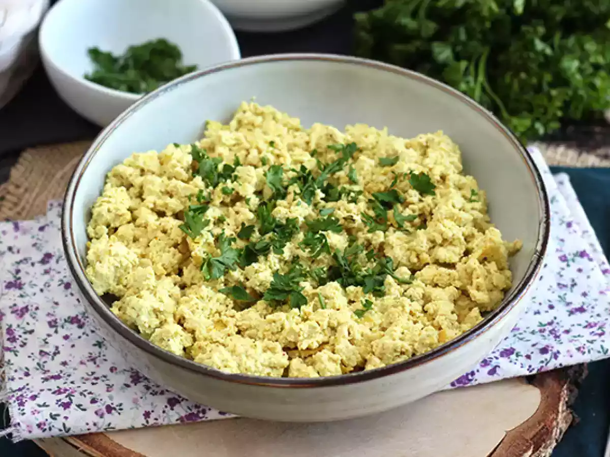 Tofu mexido para substituir os ovos mexidos.