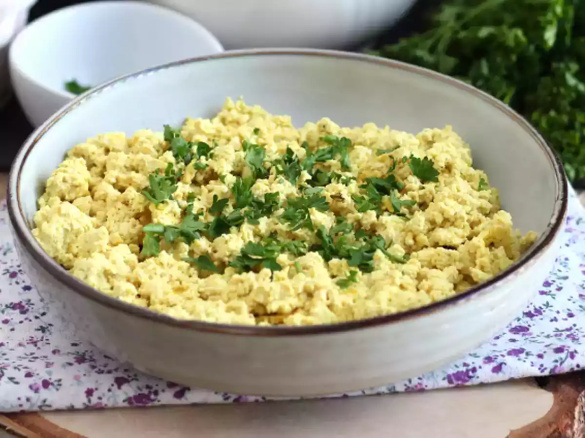 Tofu mexido para substituir os ovos mexidos. - foto 3