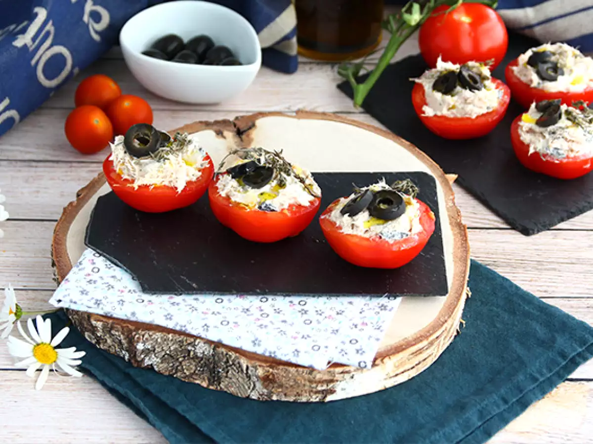 Tomates recheados com atum e azeitonas