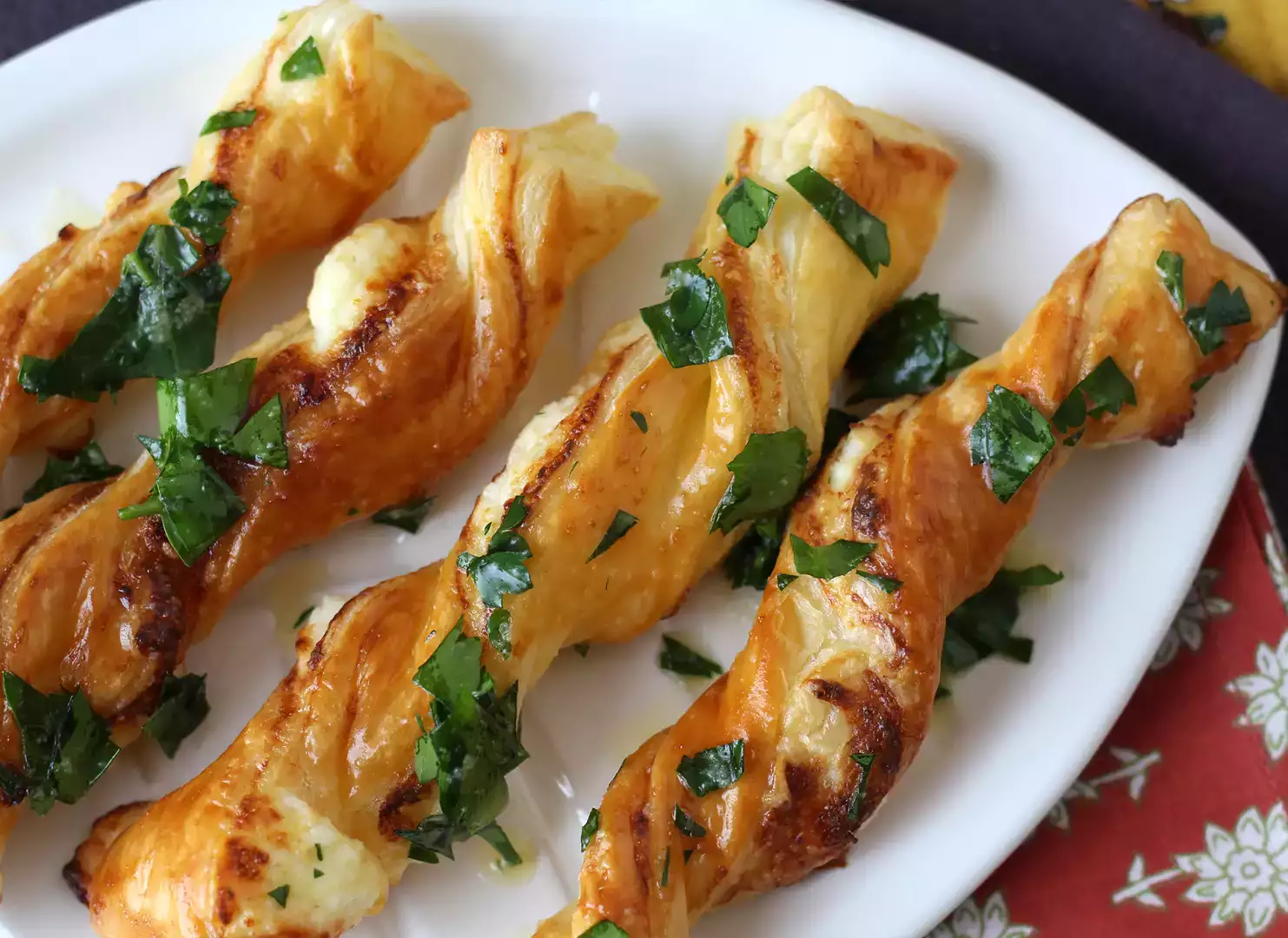 Torcidos de queijo de massa folhada na air fryer