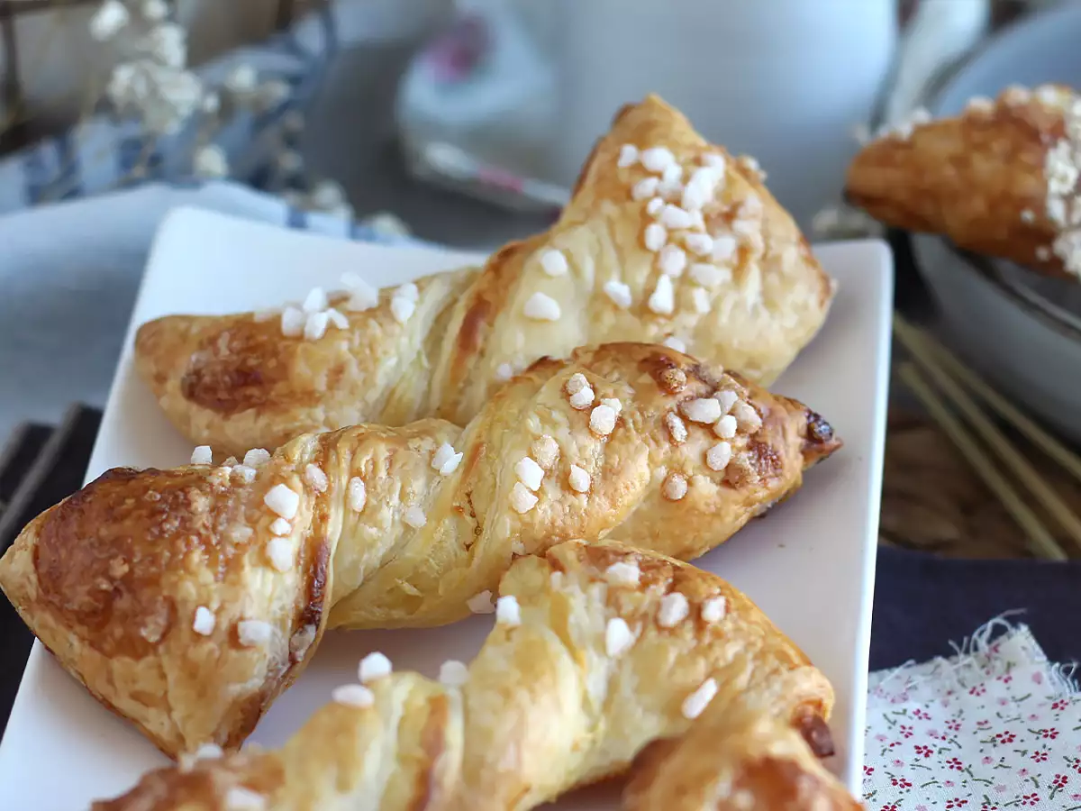 Torcidos folhados e recheados com creme pasteleiro - foto 6