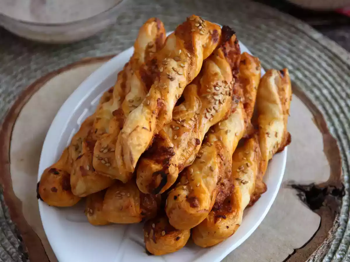 Torcidos folhados e recheados com pesto e queijo mozzarella - foto 2