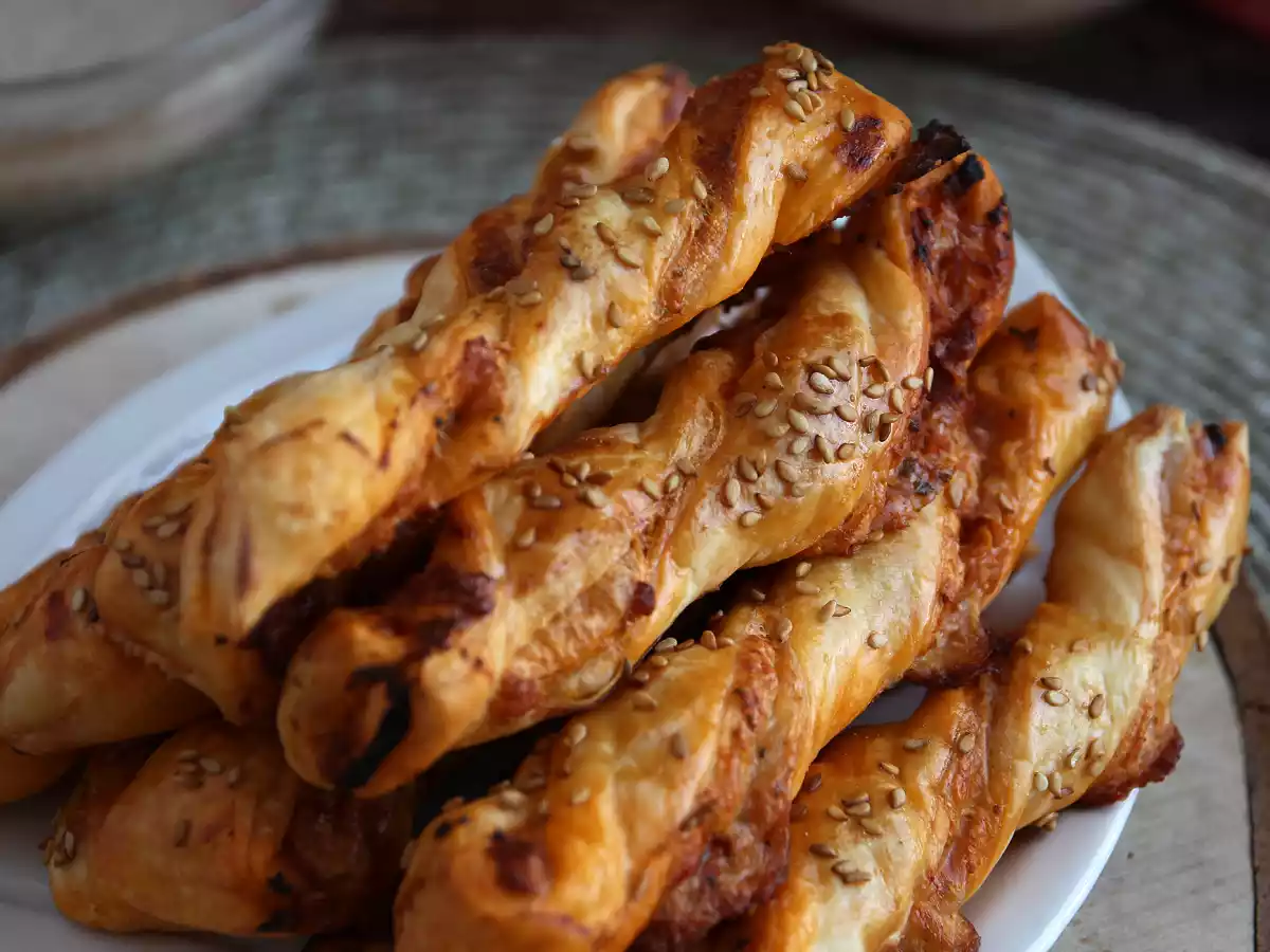 Torcidos folhados e recheados com pesto e queijo mozzarella - foto 3