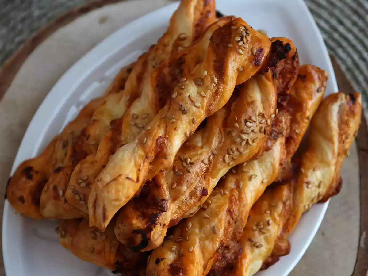 Torcidos folhados e recheados com pesto e queijo mozzarella - foto 5