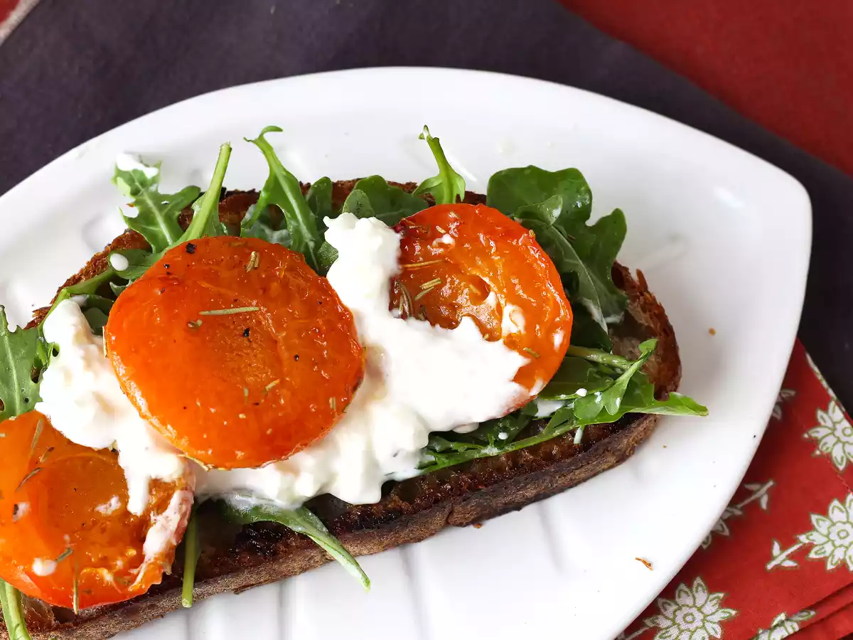 Torrada com damascos assados, rúcula e burrata