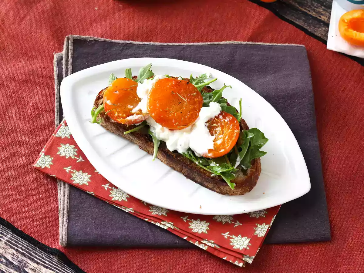 Torrada com damascos assados, rúcula e burrata - foto 4