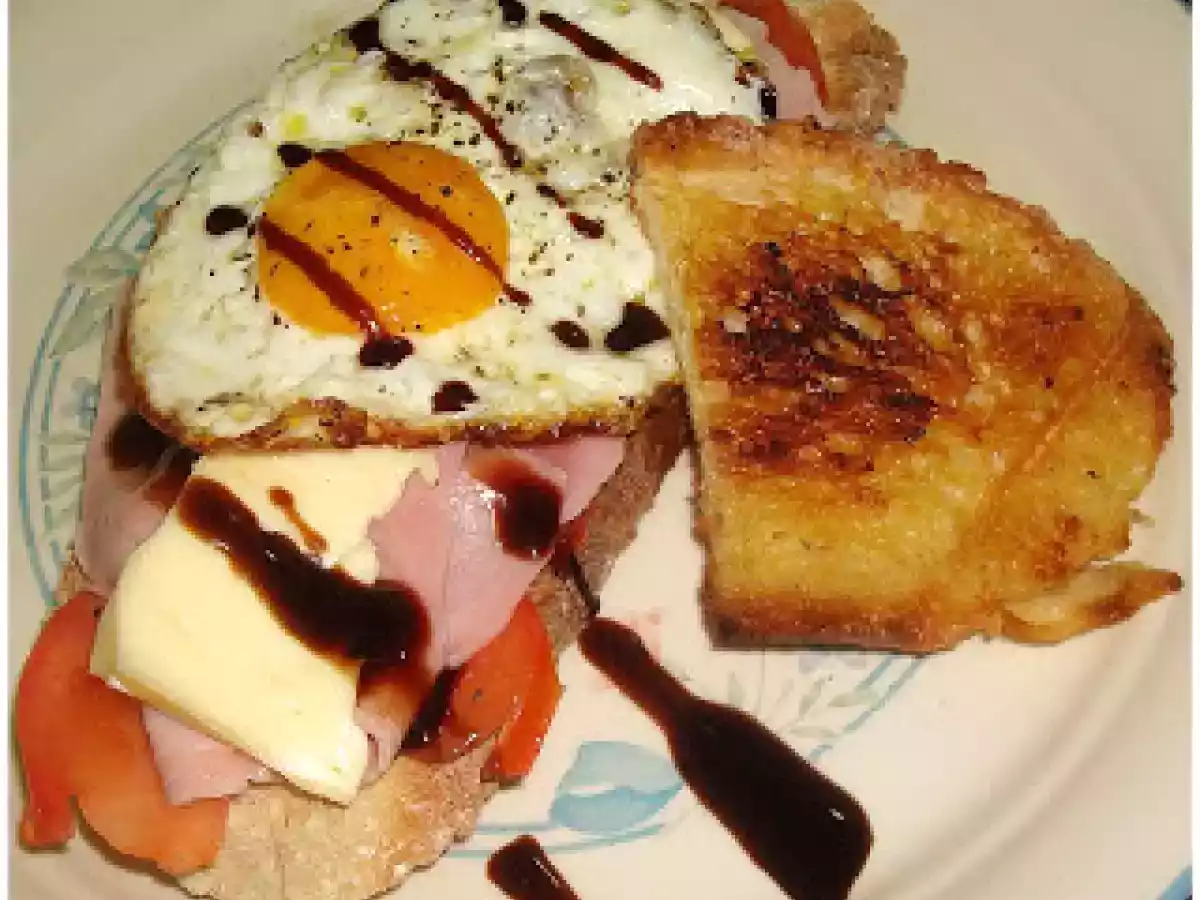 Torrada com tomate e queijo brie
