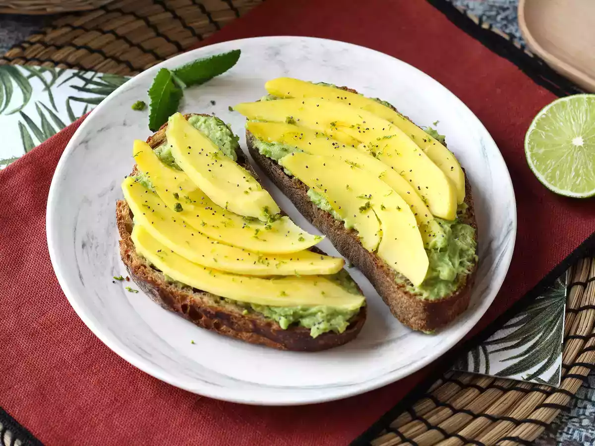 Torrada de abacate com manga e limão: uma receita fresca, rápida e saborosa
