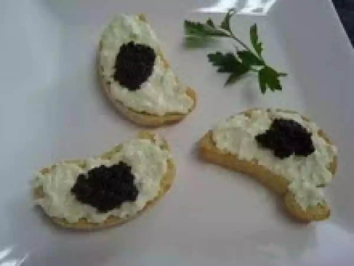 TORRADINHAS COM PATÊ DE ERVAS E CAVIAR