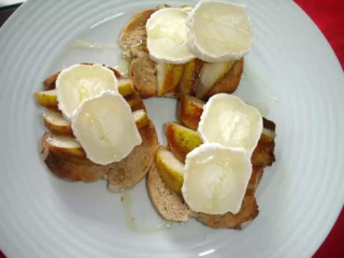 Torradinhas com Queijo Chevre e Pera Caramelizada