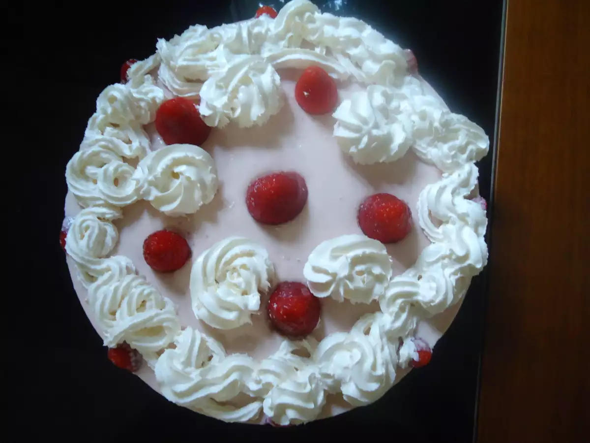 Torta cheesecake de morango com chantilly - foto 2